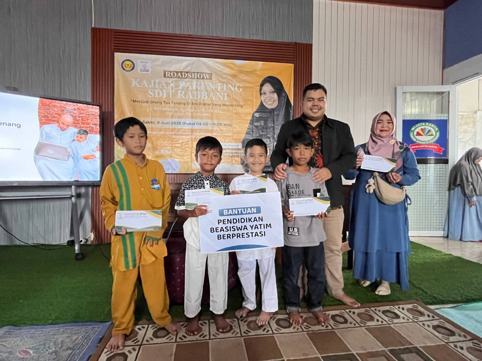 LAZISWAF Al Hilal Salurkan Bantuan Pendidikan untuk Anak Yatim Berprestasi