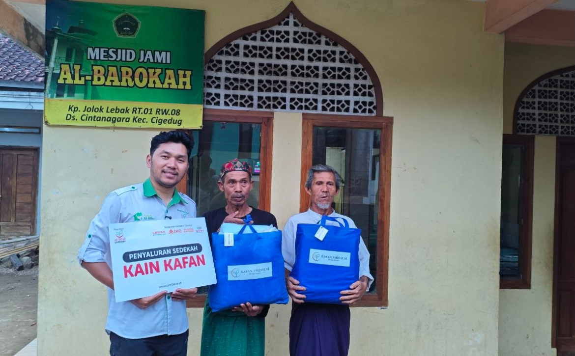 LAZISWAF Al Hilal Salurkan Paket Kain Kafan ke Sejumlah Masjid di Pelosok Garut