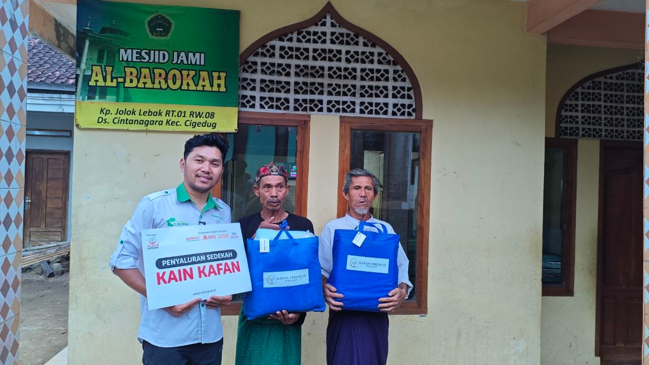 LAZISWAF Al Hilal Salurkan Paket Kain Kafan ke Sejumlah Masjid di Pelosok Garut
