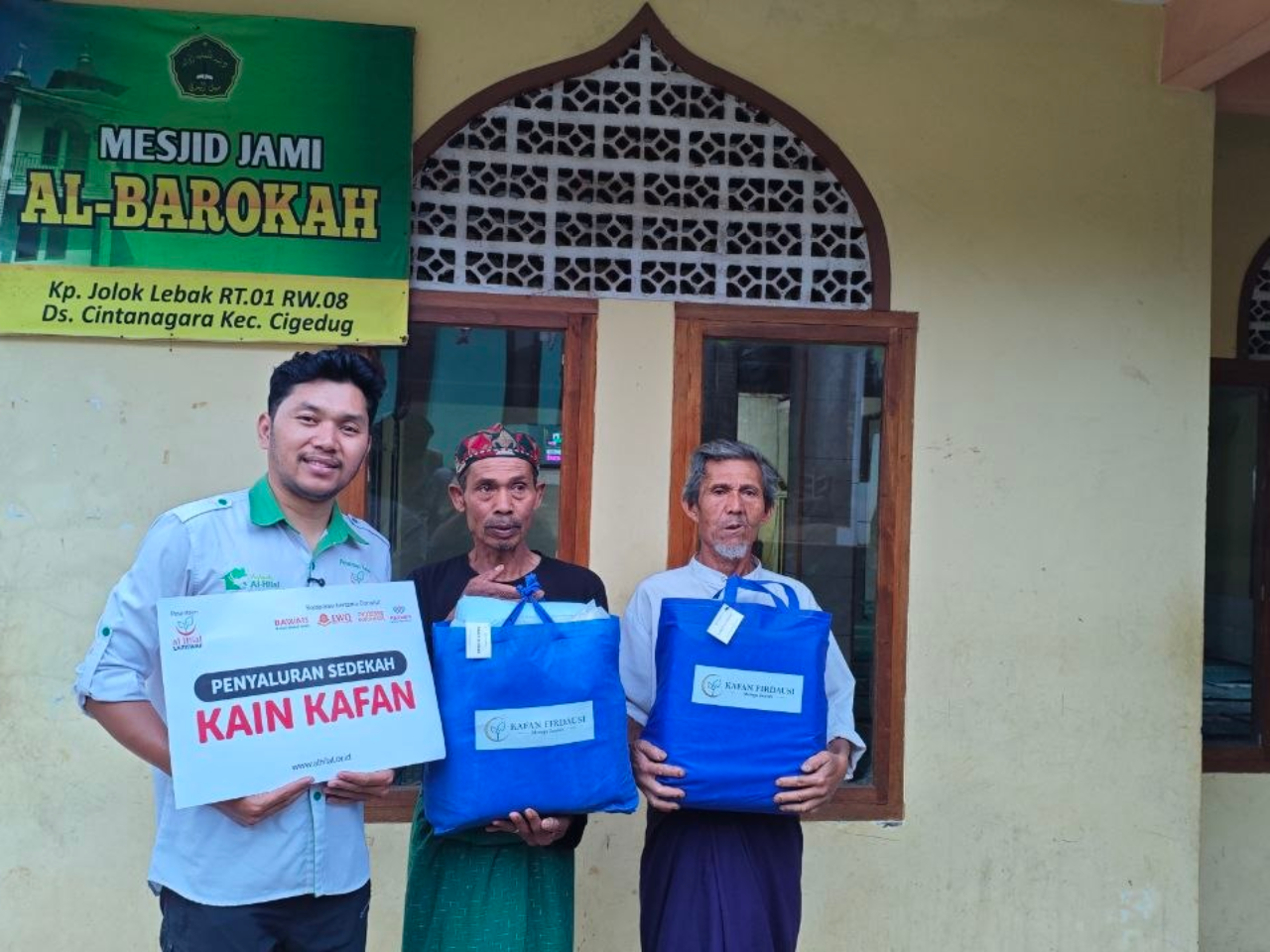 LAZISWAF Al Hilal Salurkan Paket Kain Kafan ke Sejumlah Masjid di Pelosok Garut