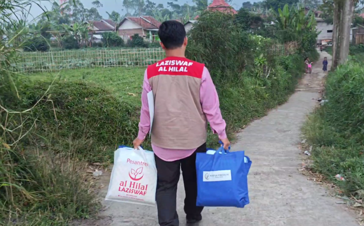 Amanah Sahabat Al Hilal Kembali Tersalurkan, LAZISWAF Pesantren Al Hilal Salurkan Kain Kafan ke Pelosok Garut