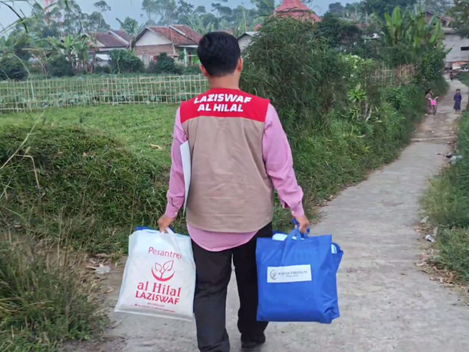 Amanah Sahabat Al Hilal Kembali Tersalurkan, LAZISWAF Pesantren Al Hilal Salurkan Kain Kafan ke Pelosok Garut