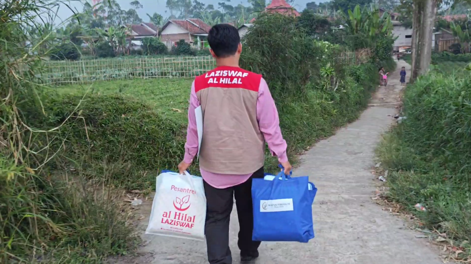 Amanah Sahabat Al Hilal Kembali Tersalurkan, LAZISWAF Pesantren Al Hilal Salurkan Kain Kafan ke Pelosok Garut