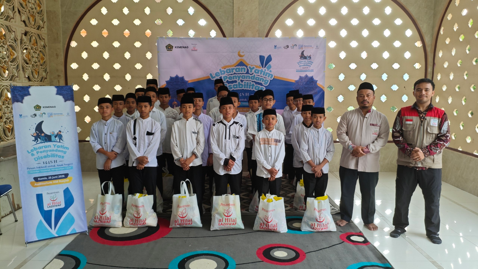 Lebaran Yatim Muharram 1448 H, Santri Yatim Penghafal Quran Pesantren Al Hilal 1 Cililin Terima Bingkisan dari Kementerian Agama RI