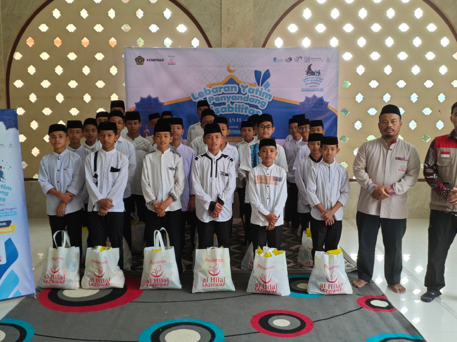 Lebaran Yatim Muharram 1448 H, Santri Yatim Penghafal Quran Pesantren Al Hilal 1 Cililin Terima Bingkisan dari Kementerian Agama RI