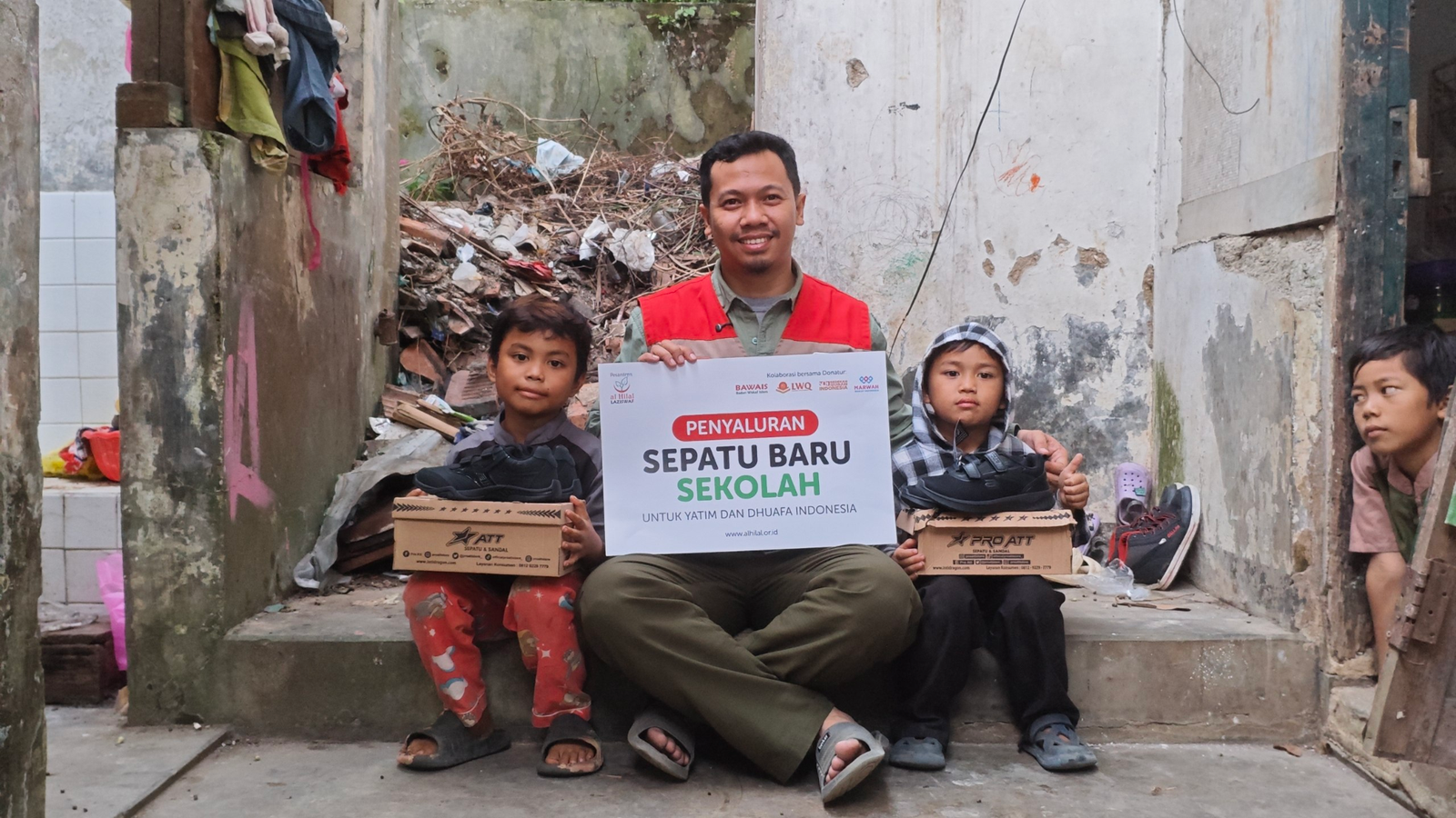 Alhamdulillah, Bantuan Sepatu Sekolah Baru Hadir untuk Anak Yatim dan Dhuafa di Bandung Barat