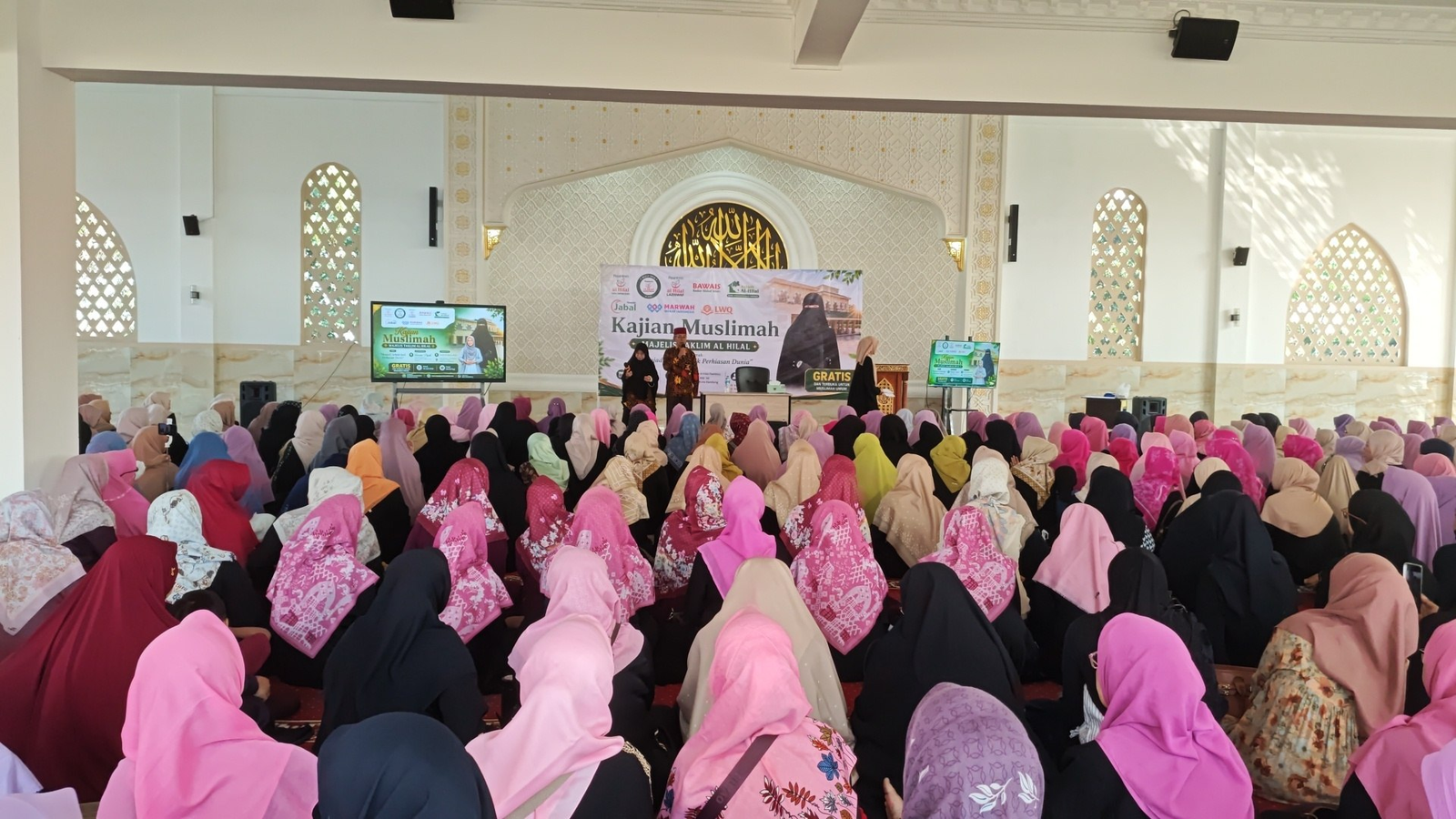 Mengusung Tema Menjadi Sebaik-Baiknya Perhiasan Dunia, Kajian Muslimah Majelis Taklim Al Hilal Bersama Ummi Pipik Berlangsung Lancar