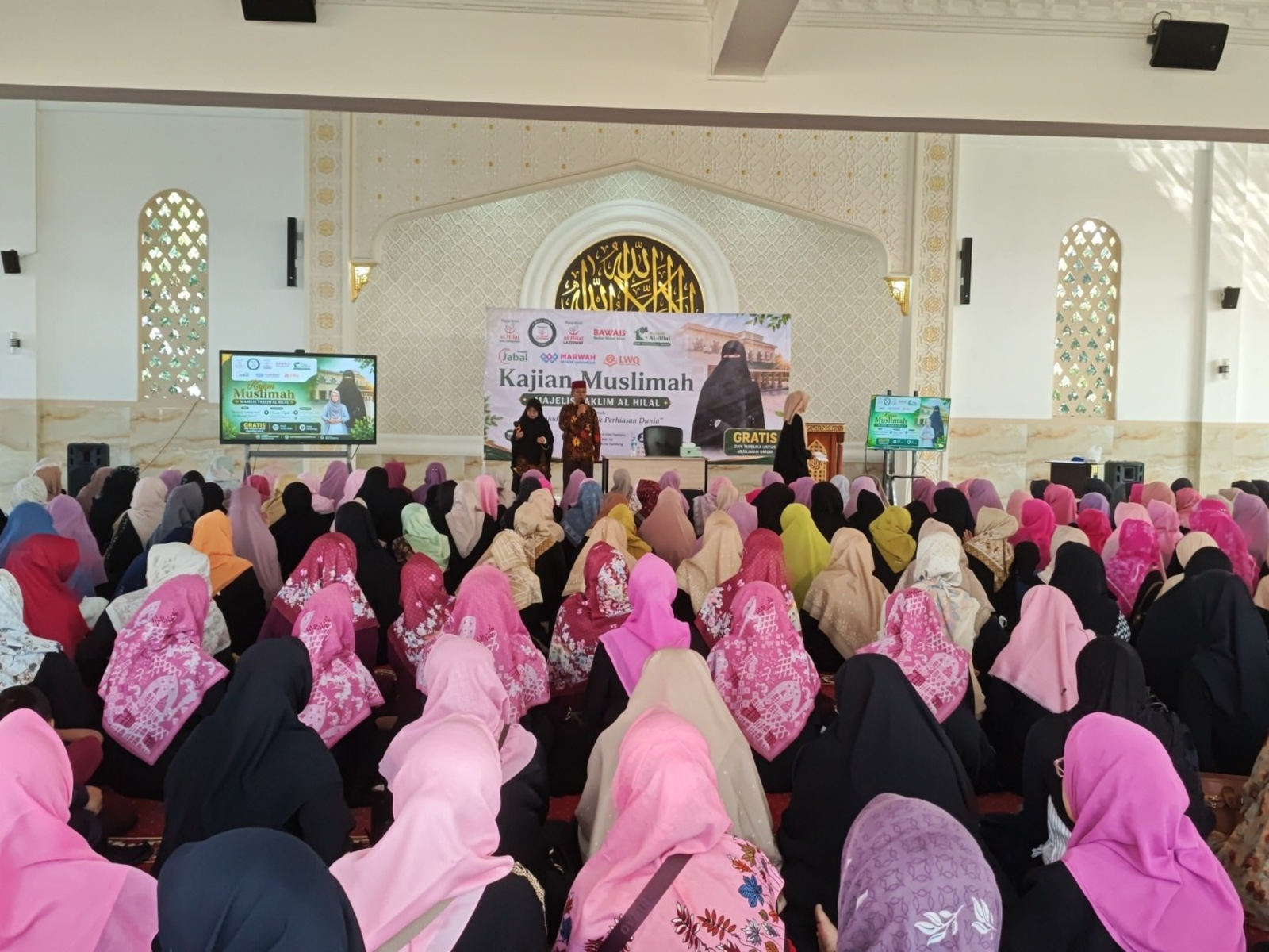 Mengusung Tema Menjadi Sebaik-Baiknya Perhiasan Dunia, Kajian Muslimah Majelis Taklim Al Hilal Bersama Ummi Pipik Berlangsung Lancar