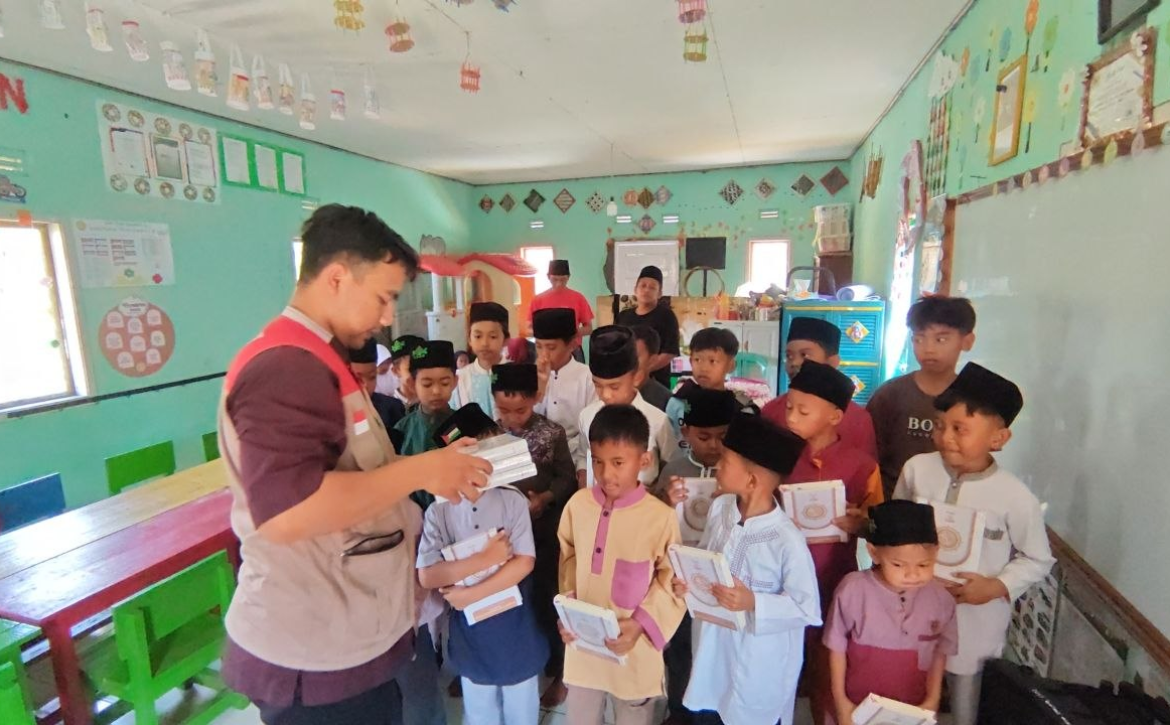 Sebar Quran Muharram Berbagi Al Qur’an Menjangkau Masjid, TPQ, dan Lembaga Pendidikan Islam di Pelosok Ciamis
