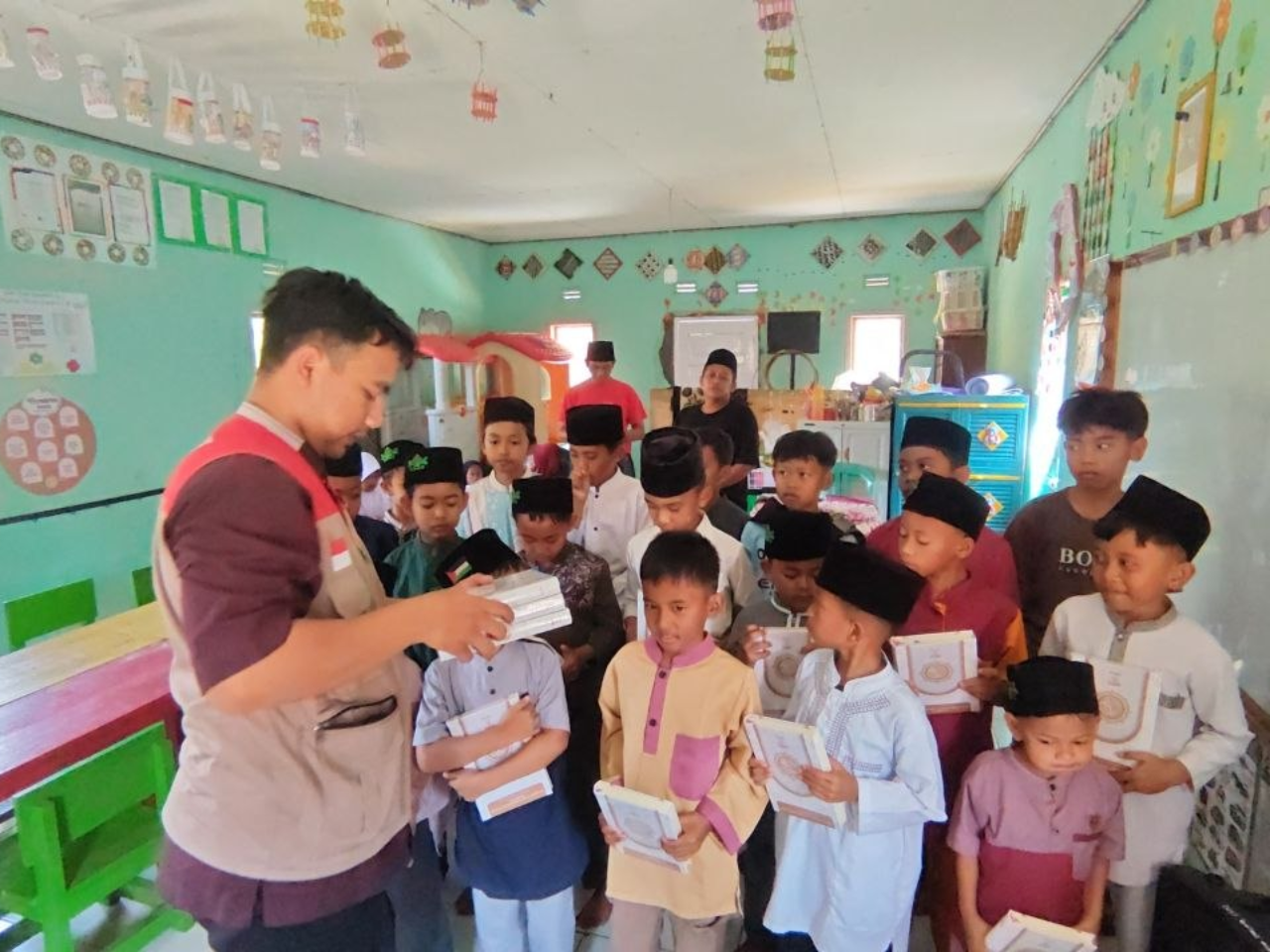 Sebar Quran Muharram Berbagi Al Qur’an Menjangkau Masjid, TPQ, dan Lembaga Pendidikan Islam di Pelosok Ciamis
