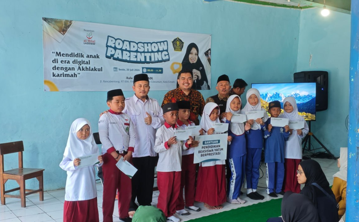 Sukses Digelar, Roadshow Parenting Al Hilal dan MI AR-RIYADL Cimahi Bekali Orang Tua di Era Digital serta Salurkan Beasiswa untuk 10 Santri Yatim Berprestasi