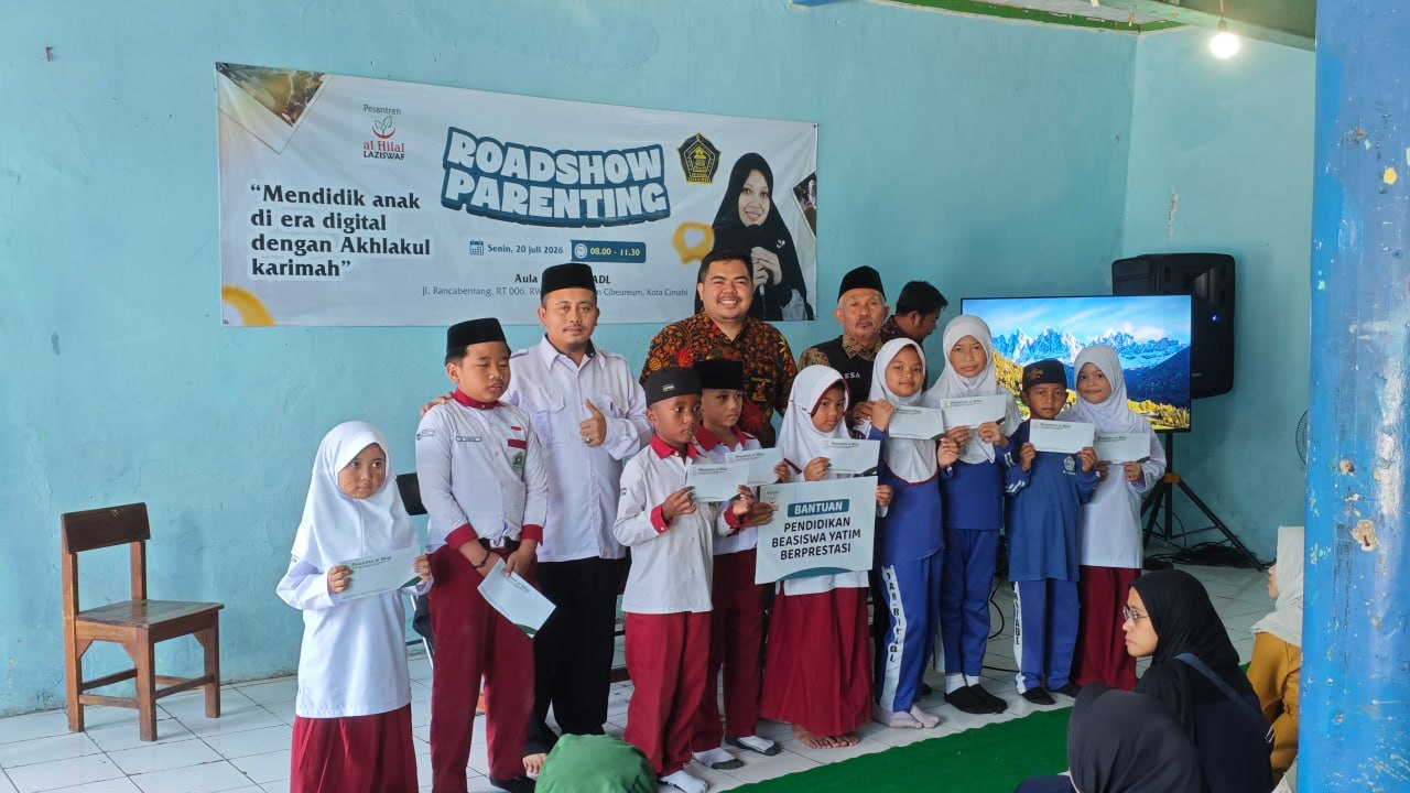 Sukses Digelar, Roadshow Parenting Al Hilal dan MI AR-RIYADL Cimahi Bekali Orang Tua di Era Digital serta Salurkan Beasiswa untuk 10 Santri Yatim Berprestasi