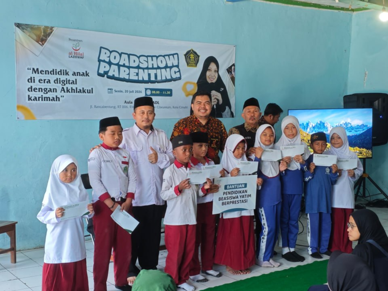 Sukses Digelar, Roadshow Parenting Al Hilal dan MI AR-RIYADL Cimahi Bekali Orang Tua di Era Digital serta Salurkan Beasiswa untuk 10 Santri Yatim Berprestasi