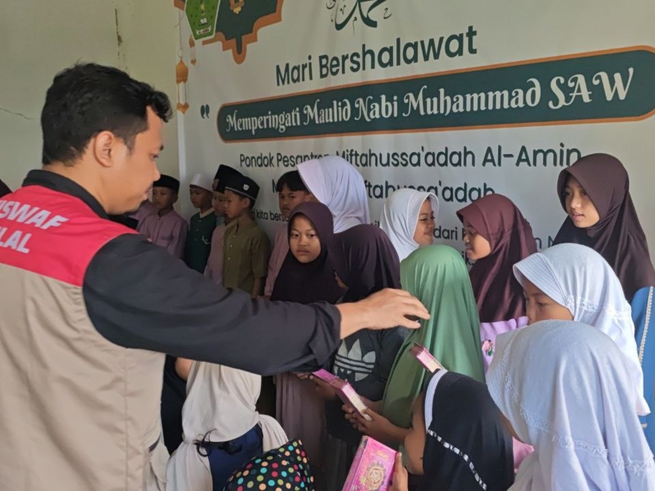 Safari Muharram Berbagi Quran Terus Berlanjut, Antusiasme Warga dan Santri Warnai Penyaluran di Pelosok Ciamis