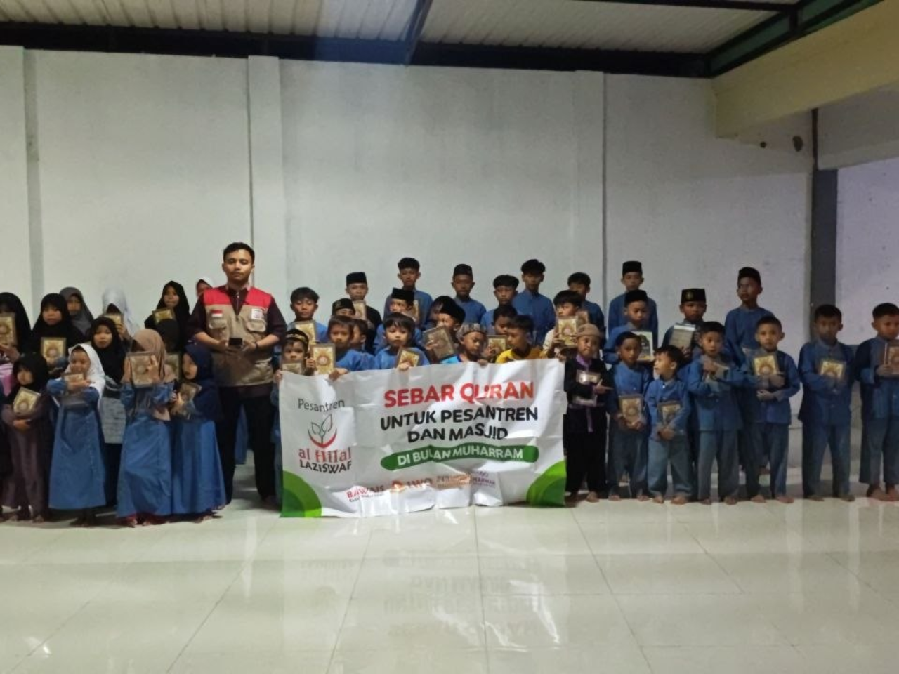 Safari Muharram Berbagi Quran Terus Berlanjut, LAZISWAF Pesantren Al Hilal Jangkau Masjid dan Lembaga Pendidikan Islam di Pelosok Ciamis