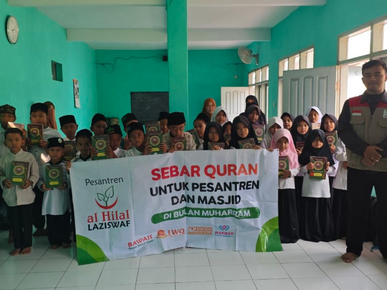 Lanjutan Sebar Qur’an Muharram, LAZISWAF Pesantren Al Hilal Salurkan Mushaf Al-Qur'an dan Iqra di Ciamis