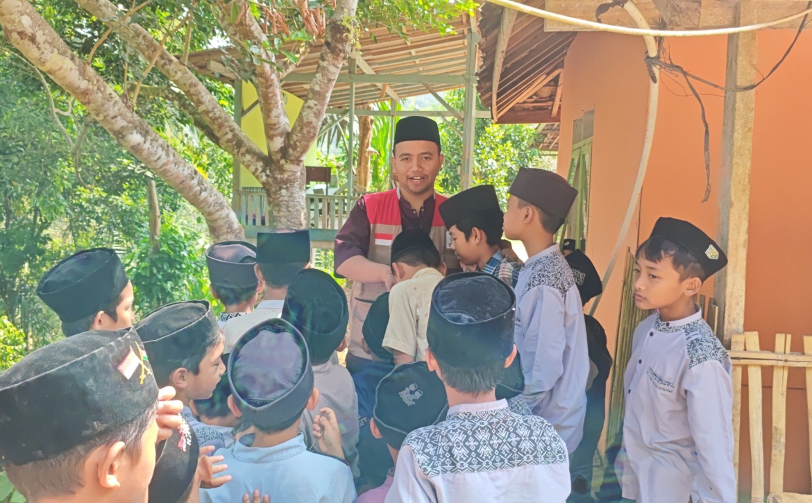 LAZISWAF Pesantren Al Hilal Kembali Salurkan Kain Kafan dan Karpet Masjid ke Cianjur