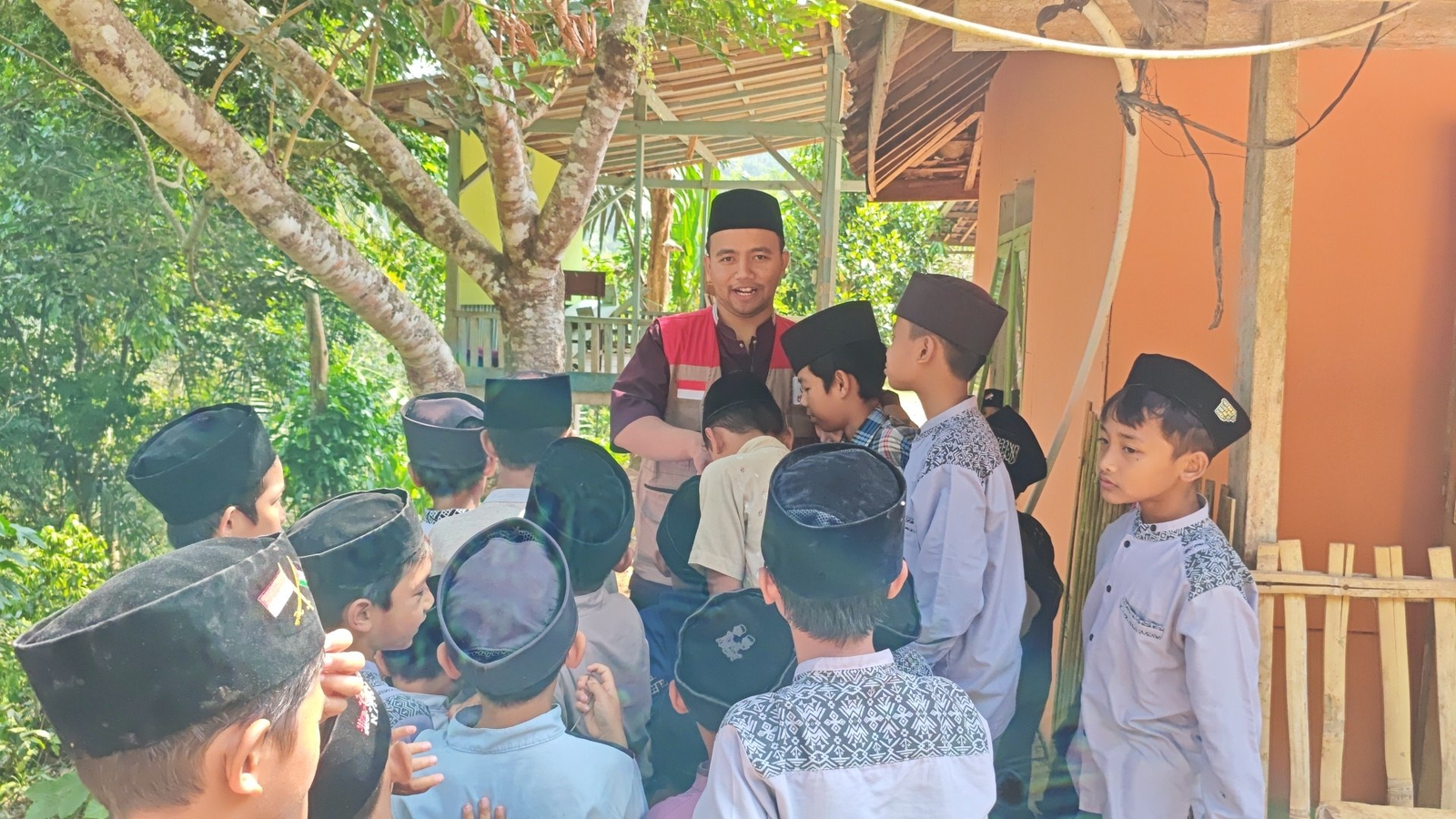 LAZISWAF Pesantren Al Hilal Kembali Salurkan Kain Kafan dan Karpet Masjid ke Cianjur