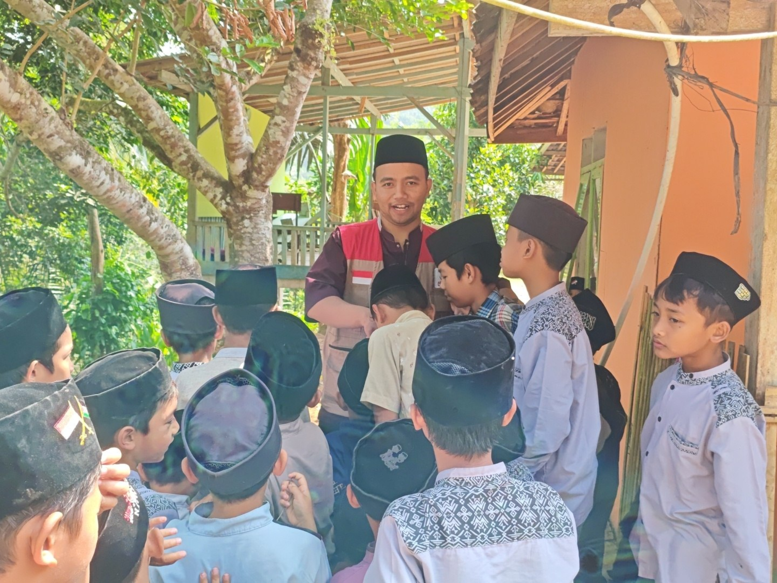 LAZISWAF Pesantren Al Hilal Kembali Salurkan Kain Kafan dan Karpet Masjid ke Cianjur