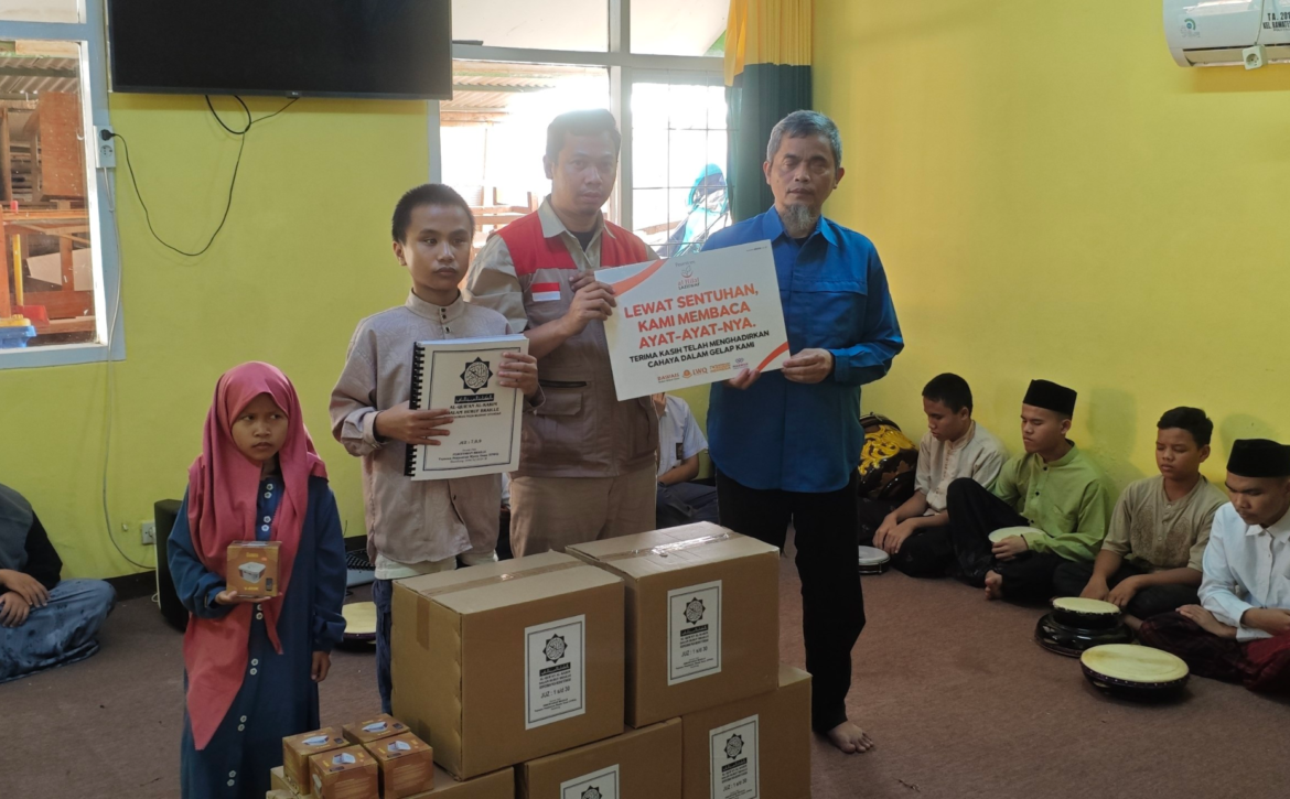 LAZISWAF Al Hilal Salurkan Al Quran Braille dan Speaker Digital untuk Penyandang Disabilitas