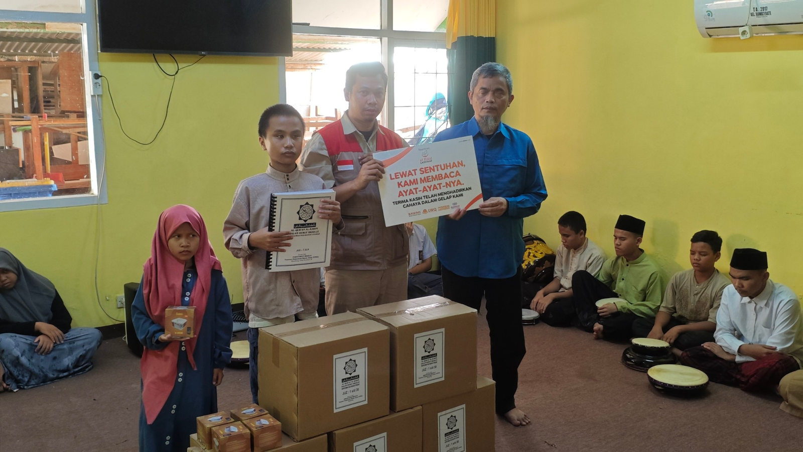 LAZISWAF Al Hilal Salurkan Al Quran Braille dan Speaker Digital untuk Penyandang Disabilitas