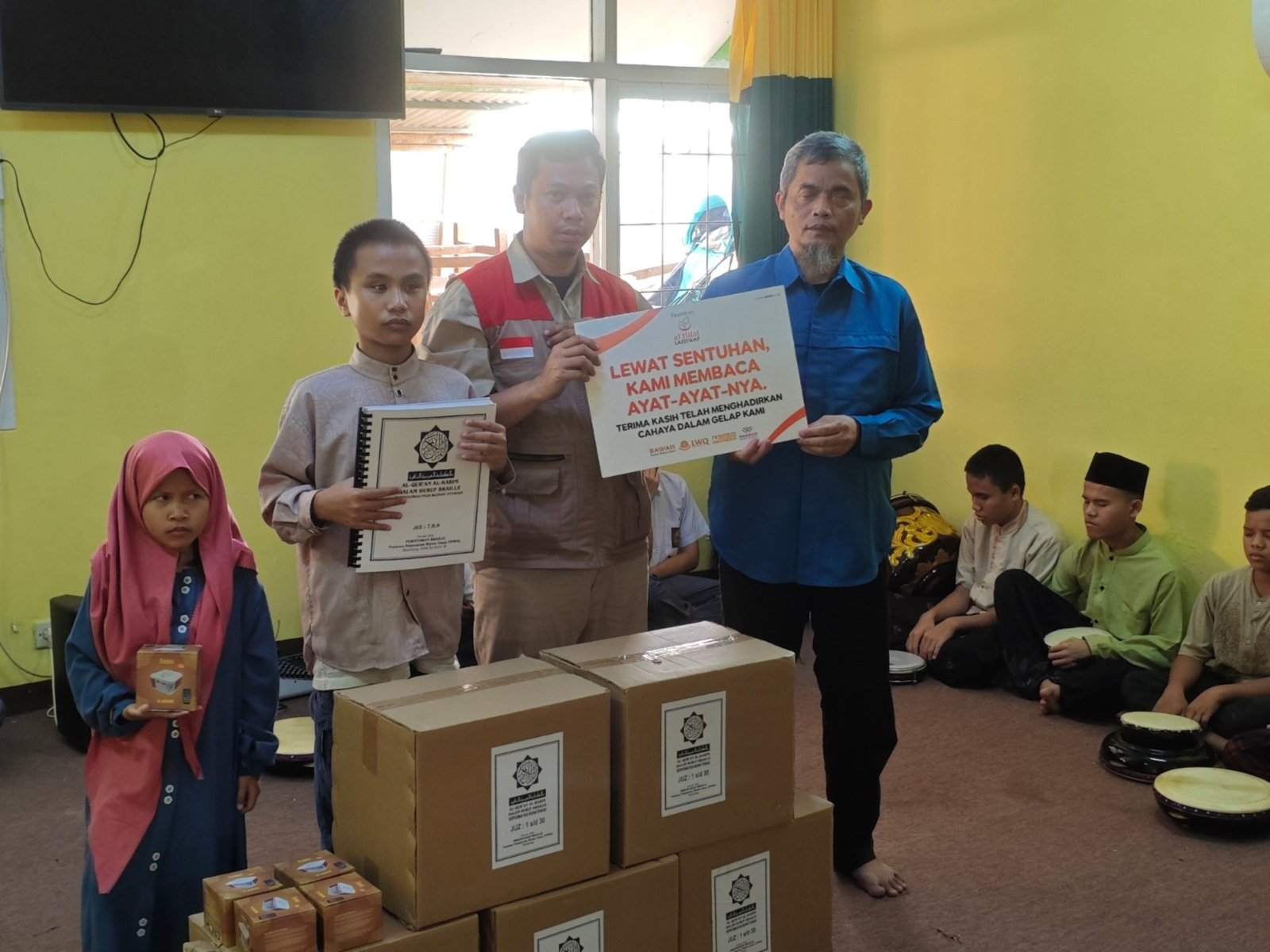 LAZISWAF Al Hilal Salurkan Al Quran Braille dan Speaker Digital untuk Penyandang Disabilitas