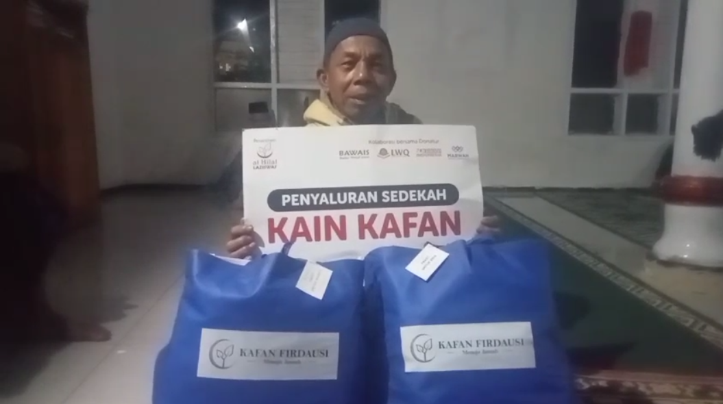 LAZISWAF Pesantren Al Hilal Salurkan Sedekah Kain Kafan untuk Masjid di Cianjur