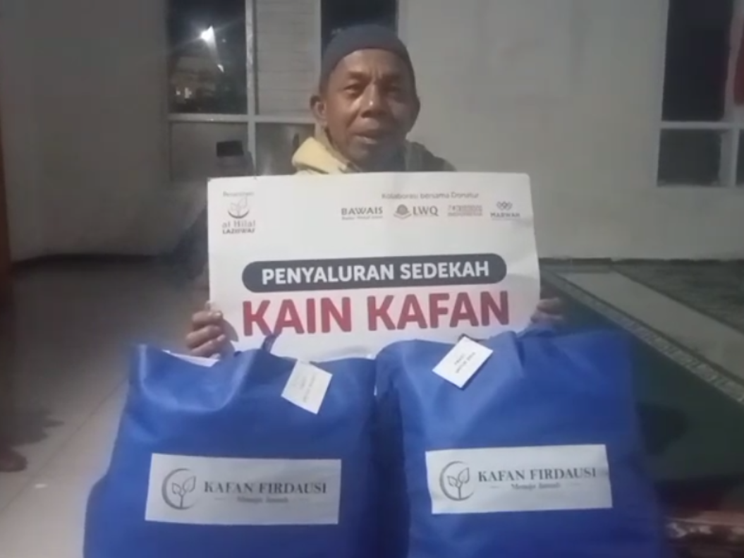 LAZISWAF Pesantren Al Hilal Salurkan Sedekah Kain Kafan untuk Masjid di Cianjur