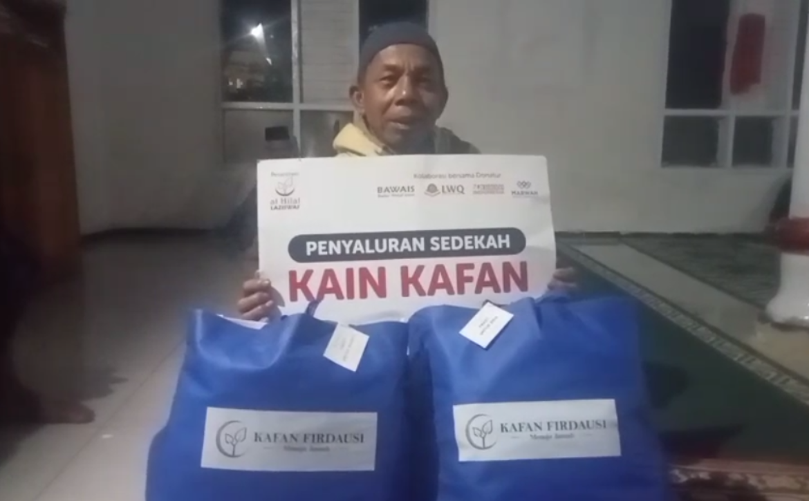 LAZISWAF Pesantren Al Hilal Salurkan Sedekah Kain Kafan untuk Masjid di Cianjur
