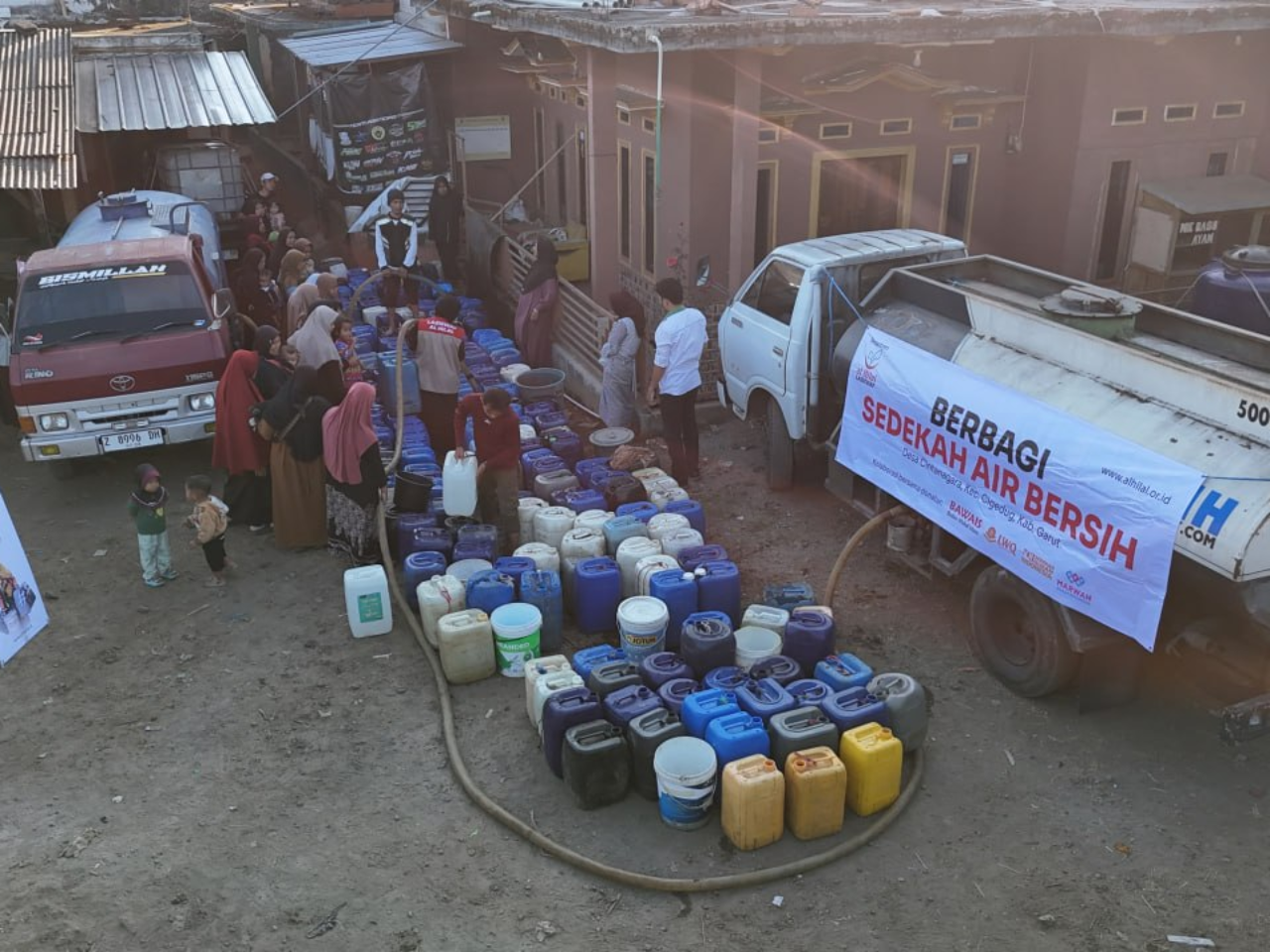 Salurkan Bantuan Sedekah Air Bersih, LAZISWAF Al Hilal Salurkan 35.000 Liter Air untuk Warga di Pedesaan di Garut