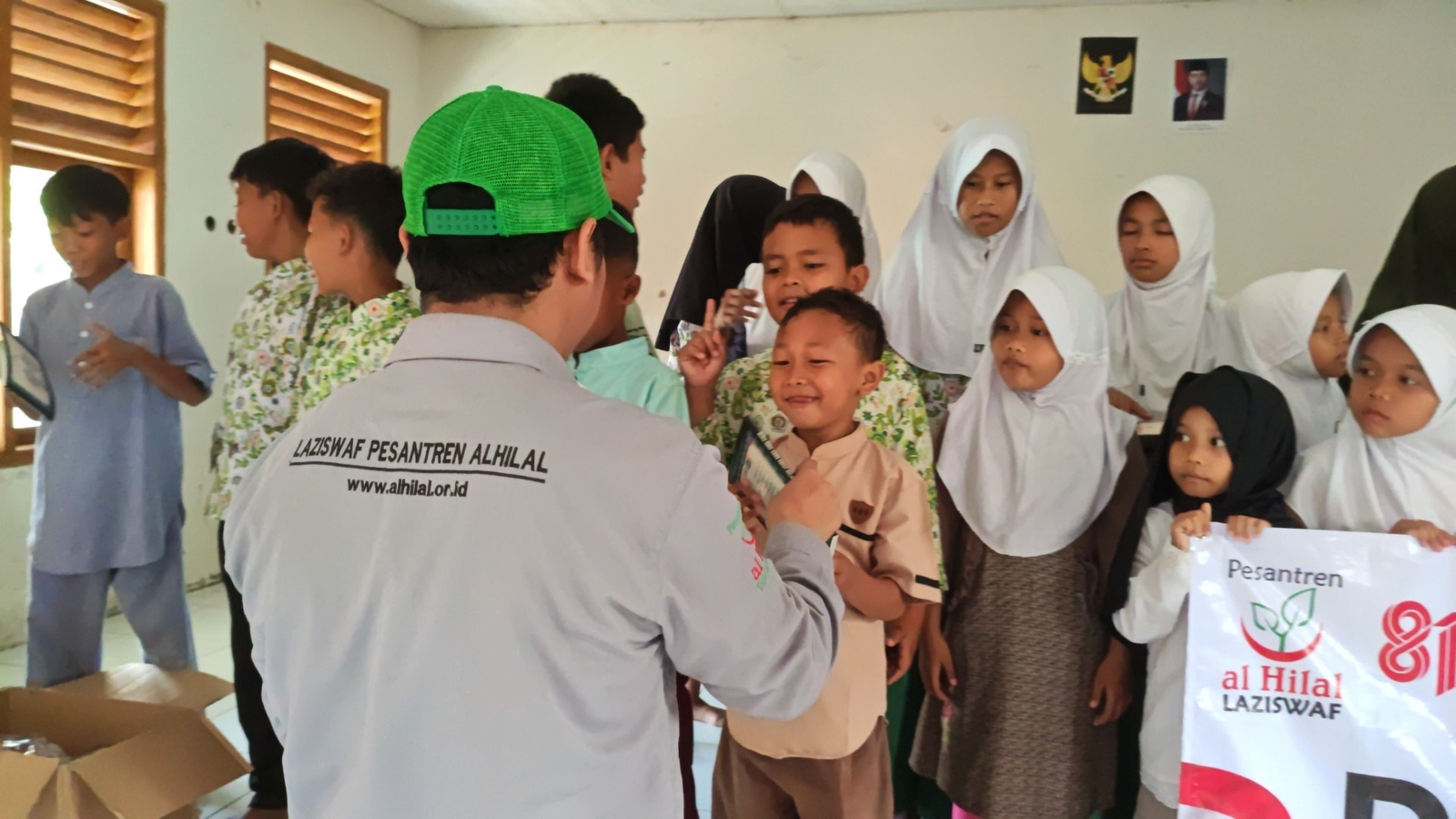 Distribusi Mushaf Quran Spesial Kemerdekaan Sukses Hadirkan Cahaya Kebaikan di Pelosok Sumedang