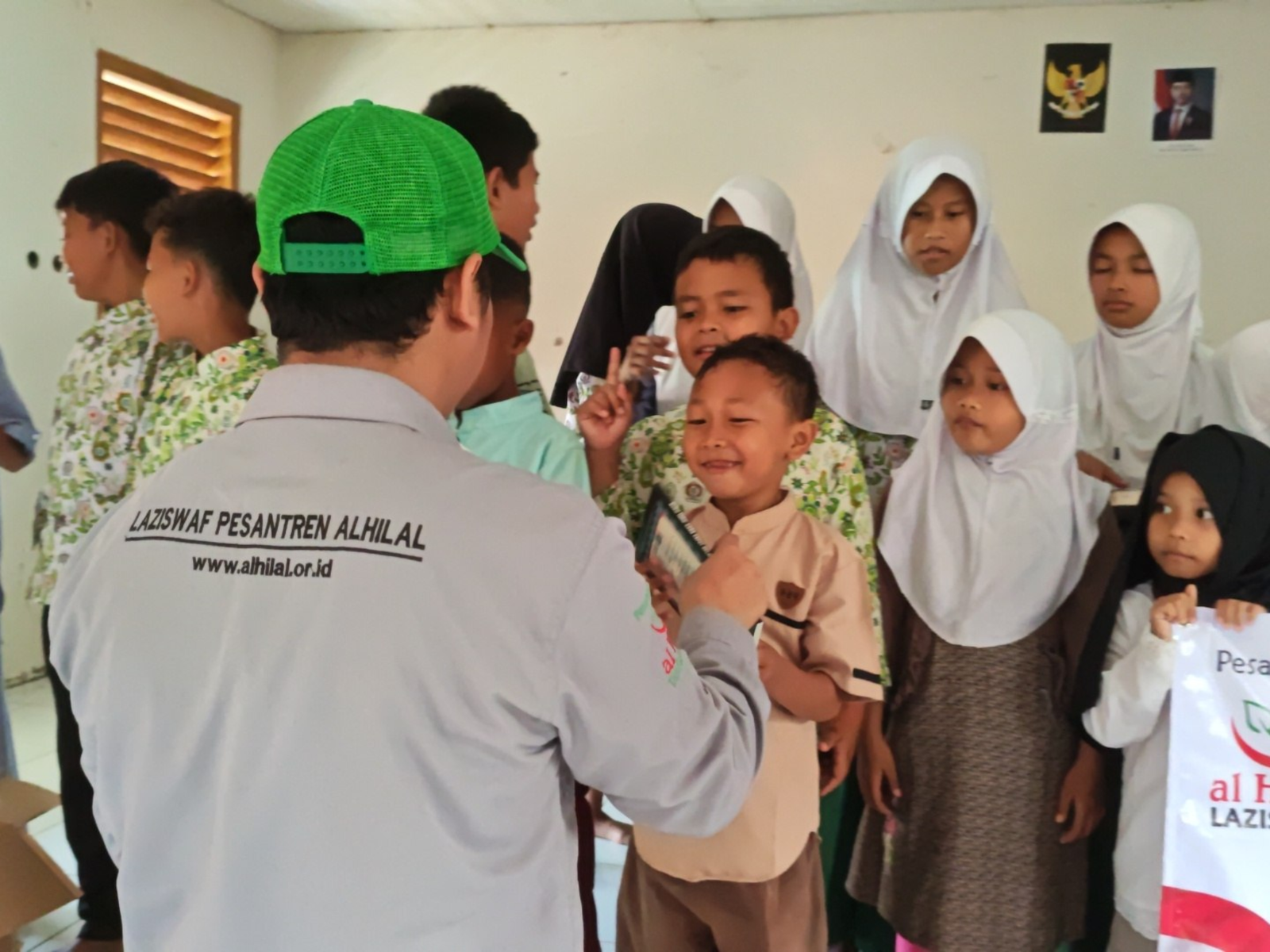 Distribusi Mushaf Quran Spesial Kemerdekaan Sukses Hadirkan Cahaya Kebaikan di Pelosok Sumedang