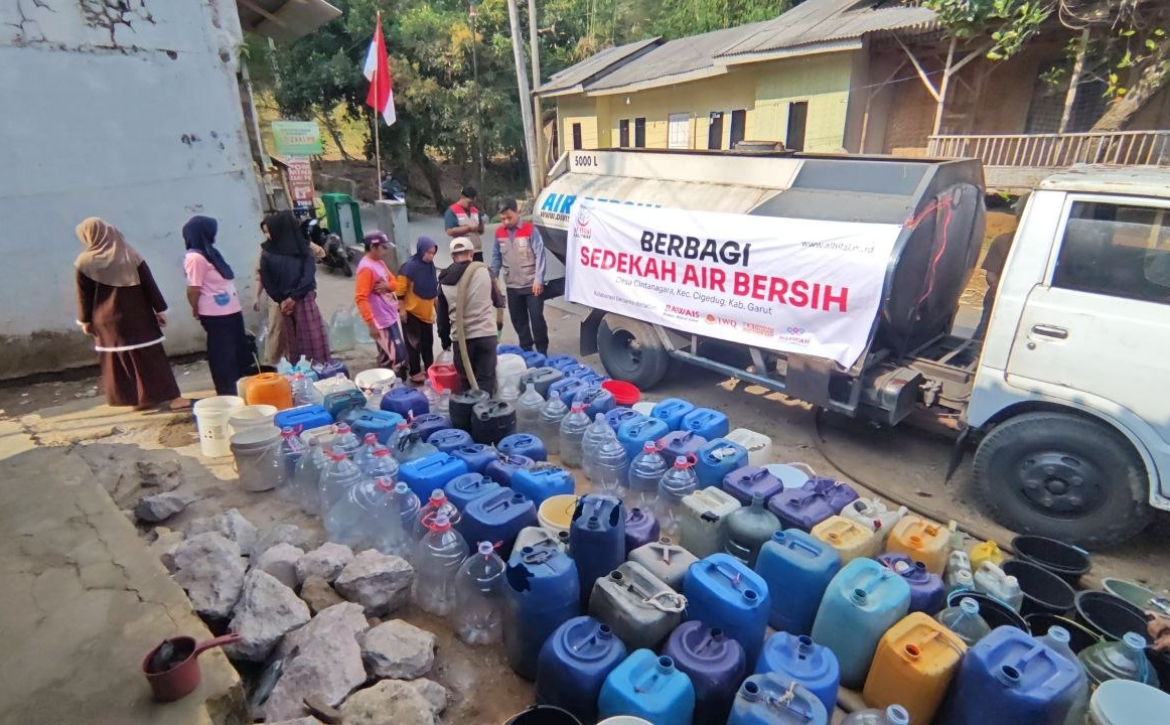 80.000 Liter Air Bersih Kembali Disalurkan, Bantu 1.104 KK dan 200 Santri di Garut