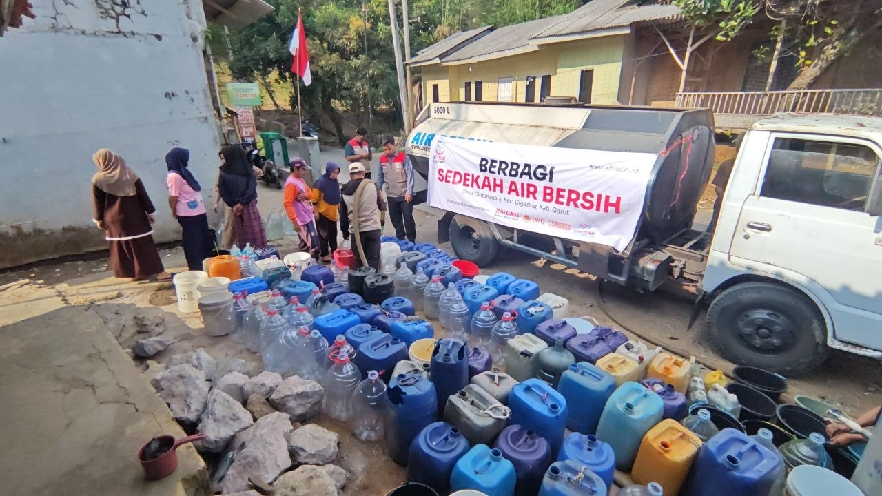 80.000 Liter Air Bersih Kembali Disalurkan, Bantu 1.104 KK dan 200 Santri di Garut