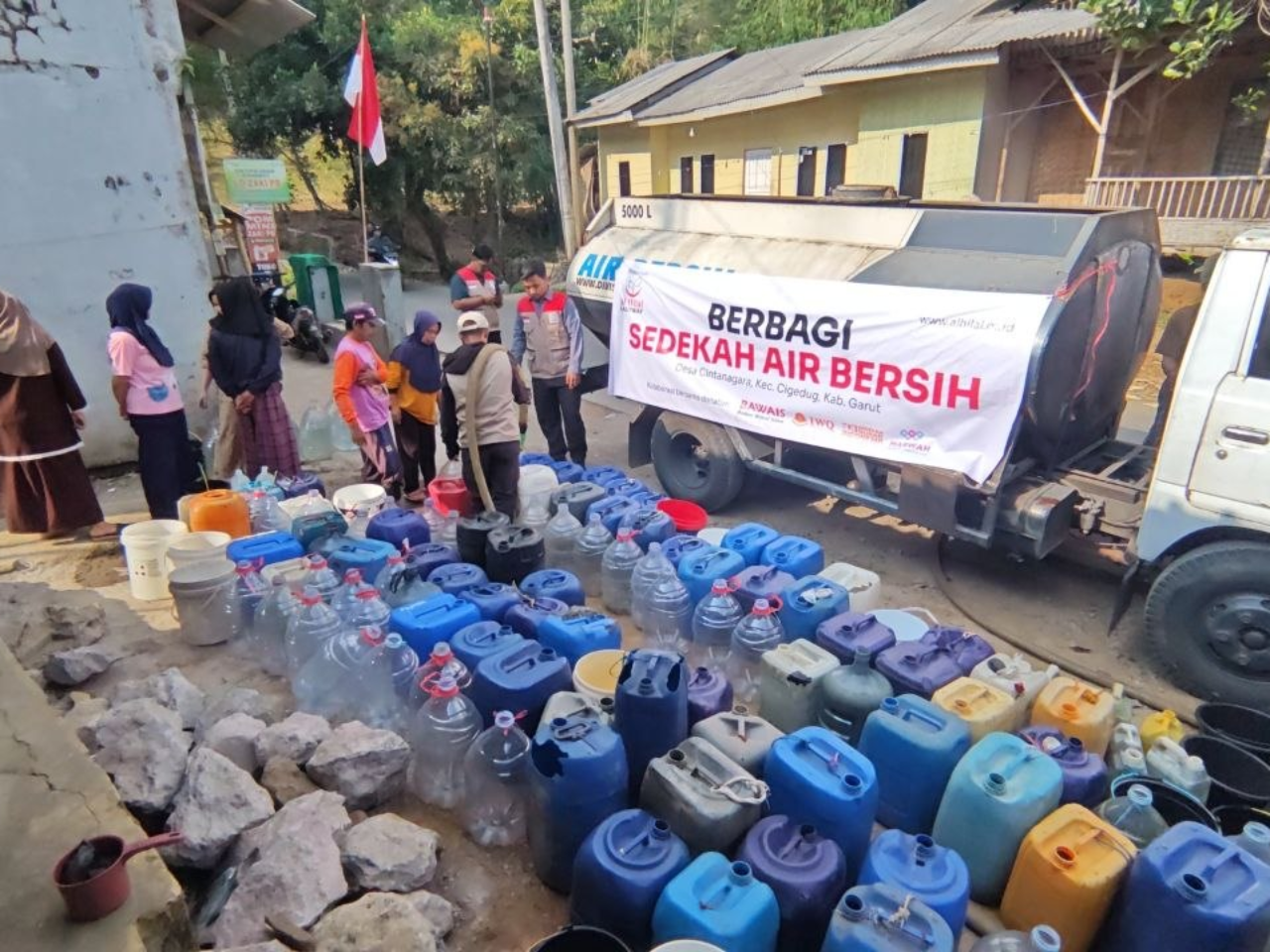 80.000 Liter Air Bersih Kembali Disalurkan, Bantu 1.104 KK dan 200 Santri di Garut