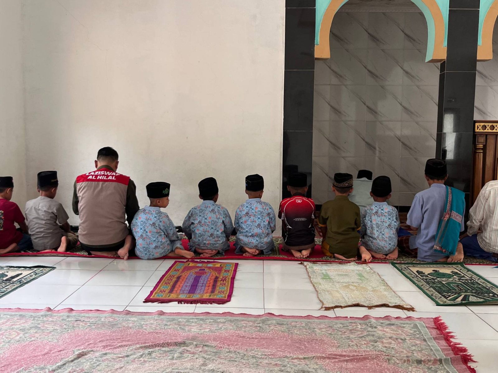 Karpet Baru, Hadirkan Tempat Sujud Lebih Nyaman untuk Santri dan Jamaah di Pelosok Cianjur