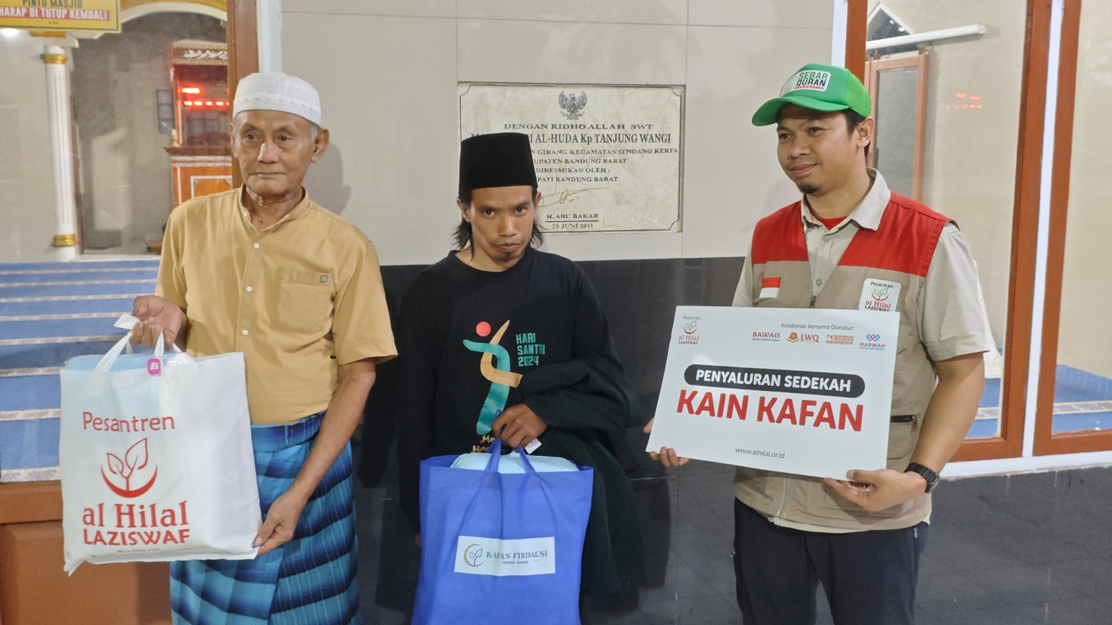 Kabupaten Bandung Barat, Sedekah Kain Kafan Kembali Disalurkan Di Sejumlah Masjid