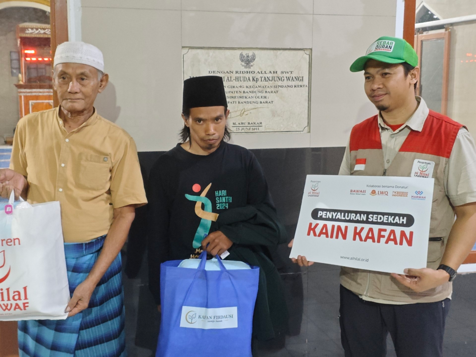 Kabupaten Bandung Barat, Sedekah Kain Kafan Kembali Disalurkan Di Sejumlah Masjid