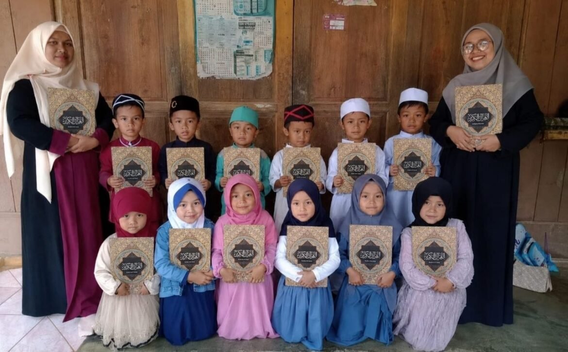 Sedekah Mushaf Al Quran untuk Santri