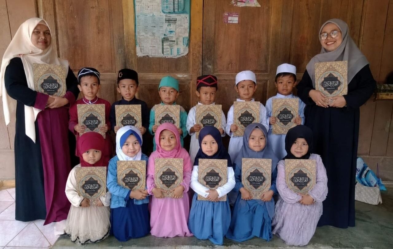 Sedekah Mushaf Al Quran untuk Santri