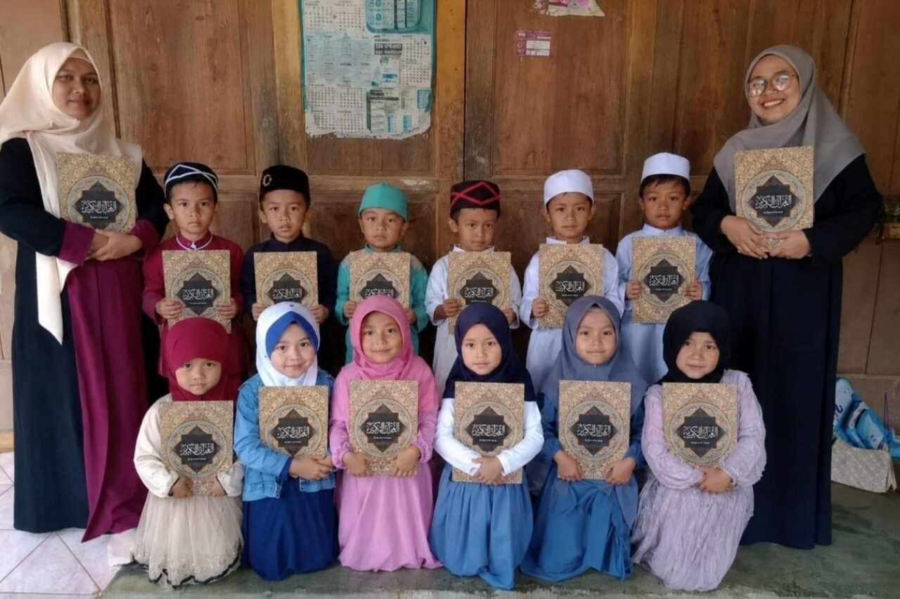 Sedekah Mushaf Al Quran untuk Santri