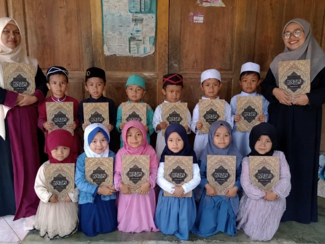 Sedekah Mushaf Al Quran untuk Santri