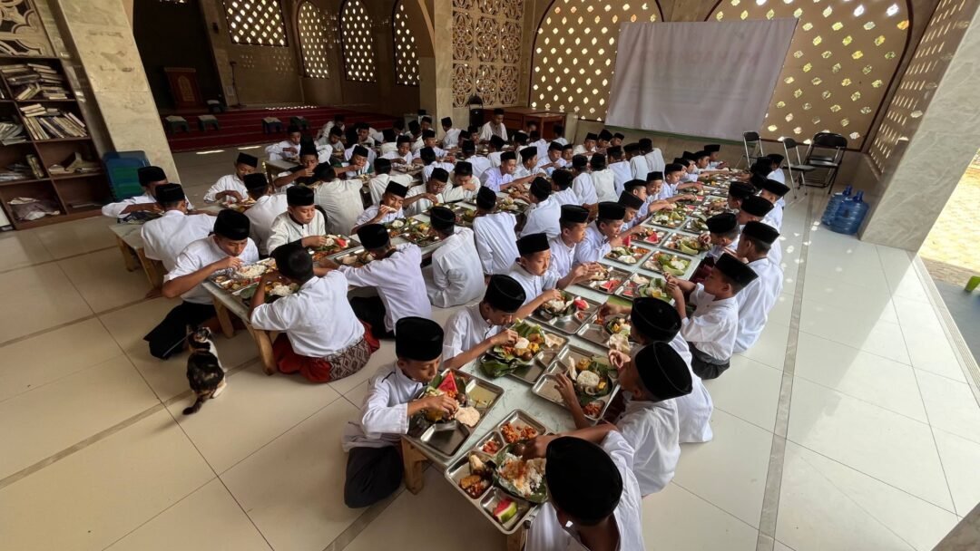 Jumat Berkah, Hadirkan Hidangan Bergizi untuk di Santri Pesantren Al Hilal