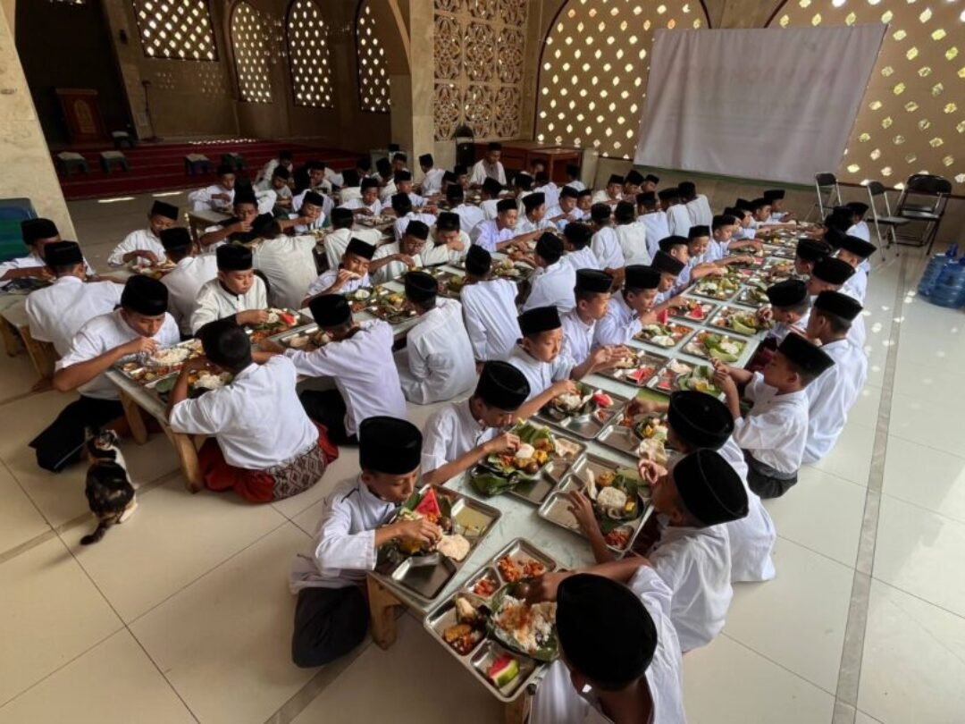 Jumat Berkah, Hadirkan Hidangan Bergizi untuk di Santri Pesantren Al Hilal
