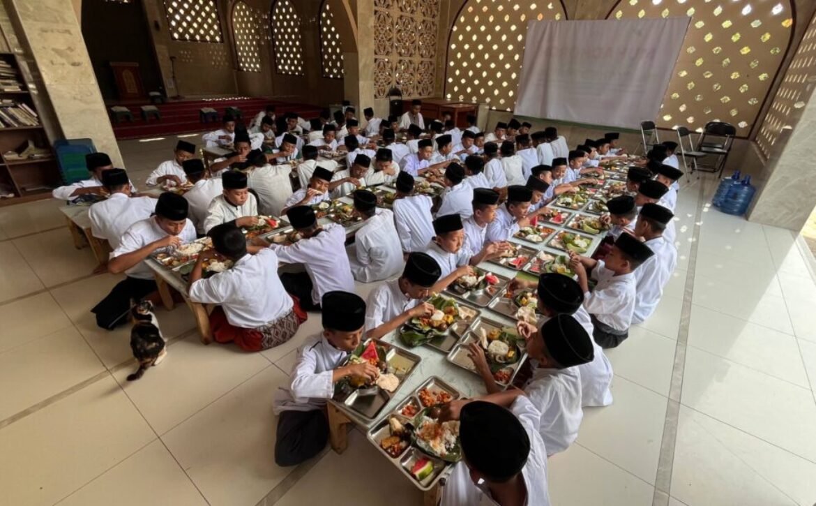 Jumat Berkah, Hadirkan Hidangan Bergizi untuk di Santri Pesantren Al Hilal