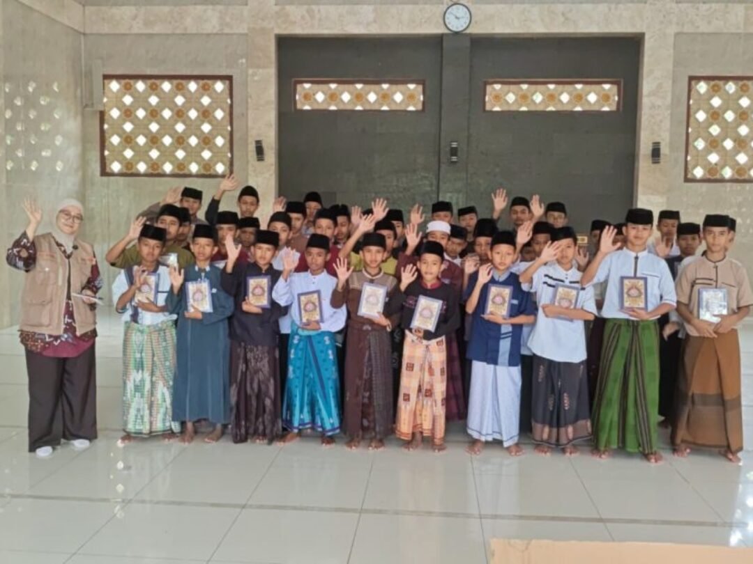 Mushaf Baru untuk Santri Baru! Alhamdulillah, Sedekah Quran Kembali Tersalurkan di Pesantren Al Hilal