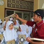 Menutup Perjalanan Ekspedisi Sebar Quran Pelosok Tasikmalaya, Mushaf Al Quran Kembali Diterima Para Santri