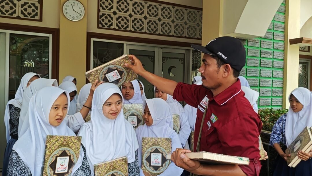 Menutup Perjalanan Ekspedisi Sebar Quran Pelosok Tasikmalaya, Mushaf Al Quran Kembali Diterima Para Santri