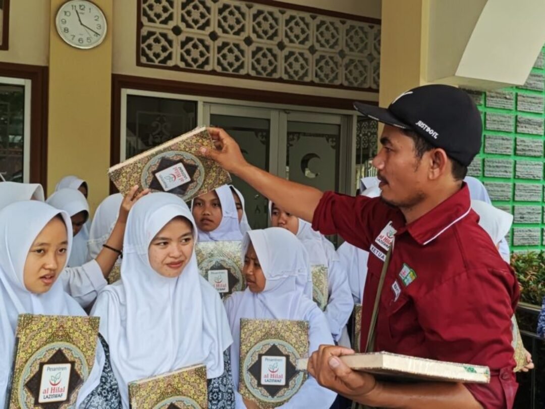 Menutup Perjalanan Ekspedisi Sebar Quran Pelosok Tasikmalaya, Mushaf Al Quran Kembali Diterima Para Santri