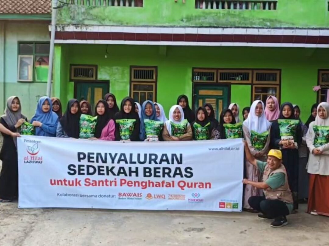 Berbagi Beras, Penuhi Gizi Santri Penghafal Al Quran di Pelosok Tasikmalaya